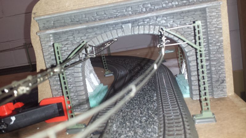 tunnelportaal juist boven de bovenleiding.jpg