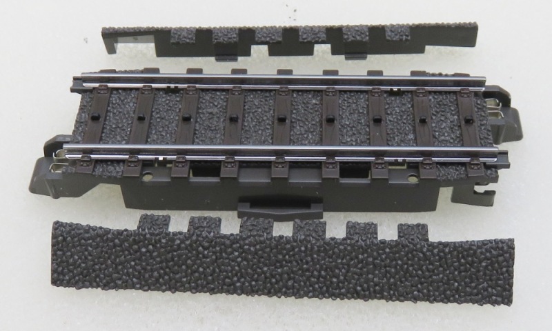 Rechte rails 70,8 mm met losse bermbaandelen (Märklin 24071).JPG