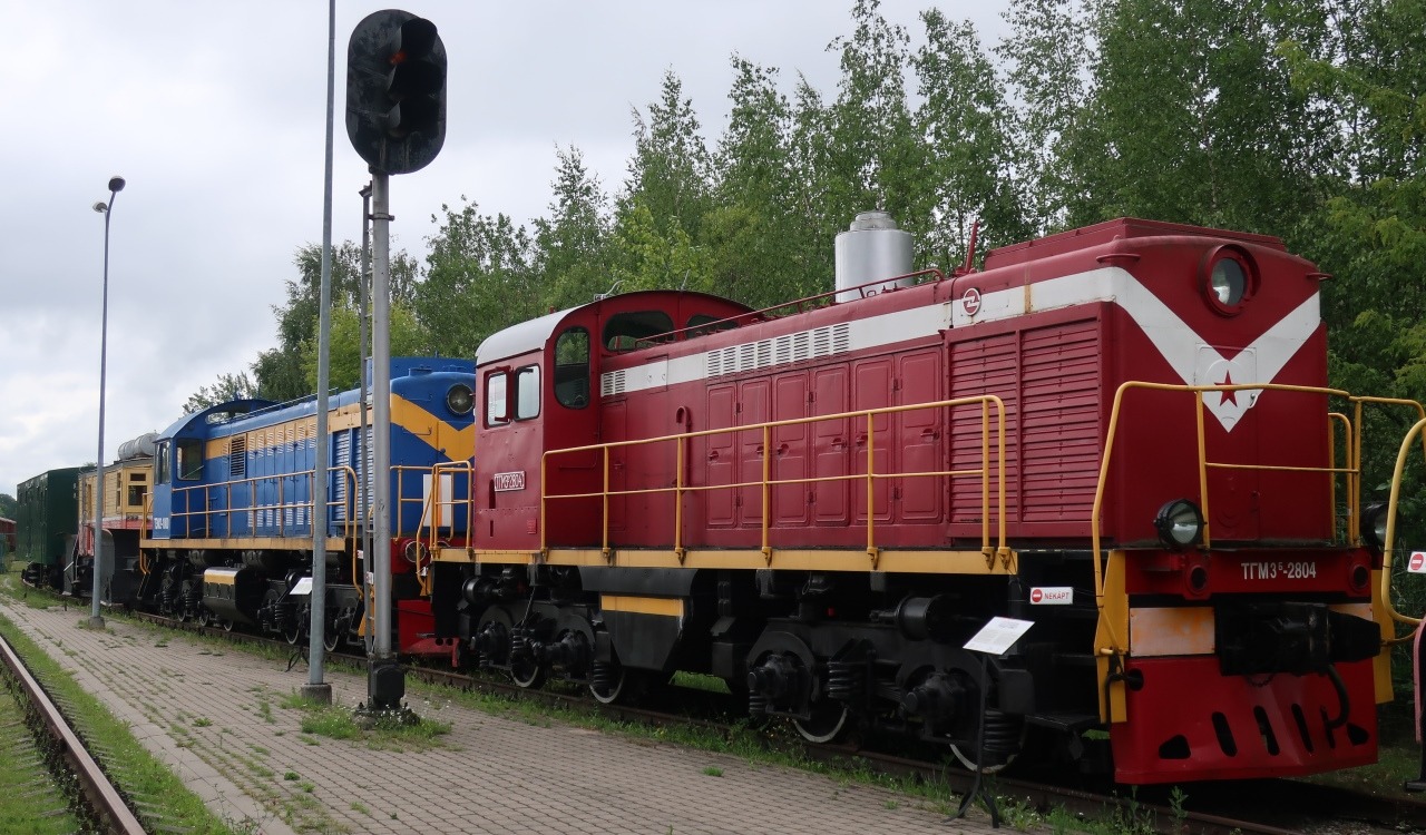 Een paar diesels op een rijtje - spoorwegmuseum Riga 0256.jpg