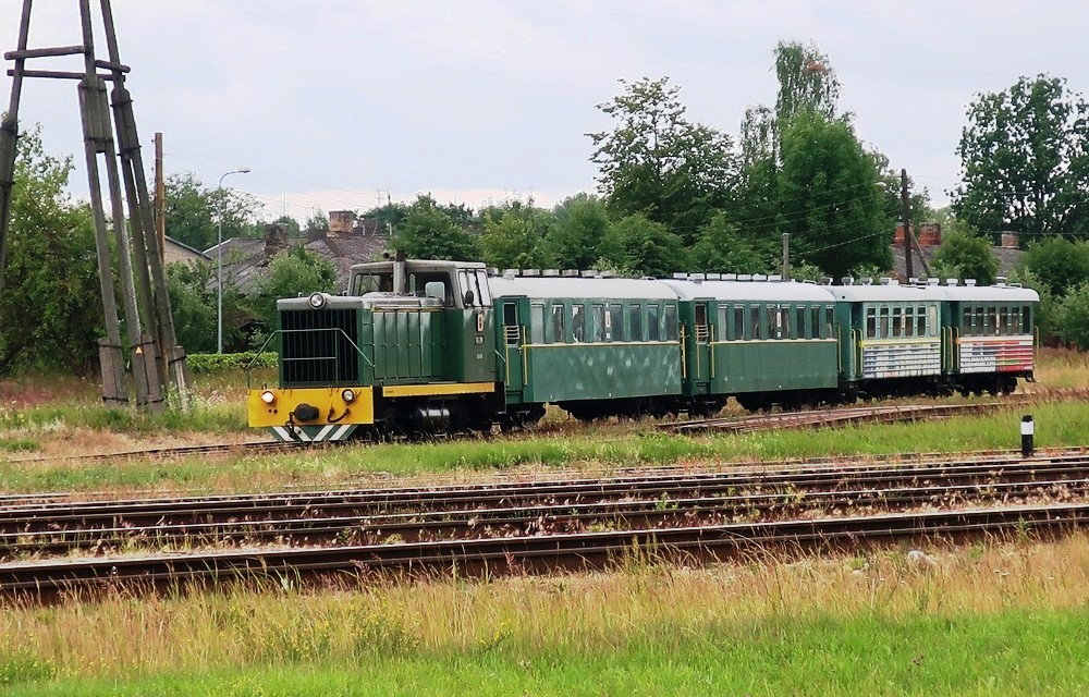 Op het station van Gulbene haalt de ТУ70 2954 een rijtuig op voor de rit naar Aluksne 0353.jpg