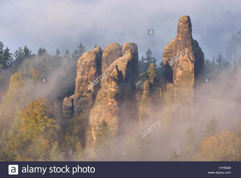 rock-gezahnte-krone-viererturm-und-schramm-gatekeeper-im-morgennebel-herbst-elbsandsteingebirge-sachsische-schweiz-hy5n28.jpg