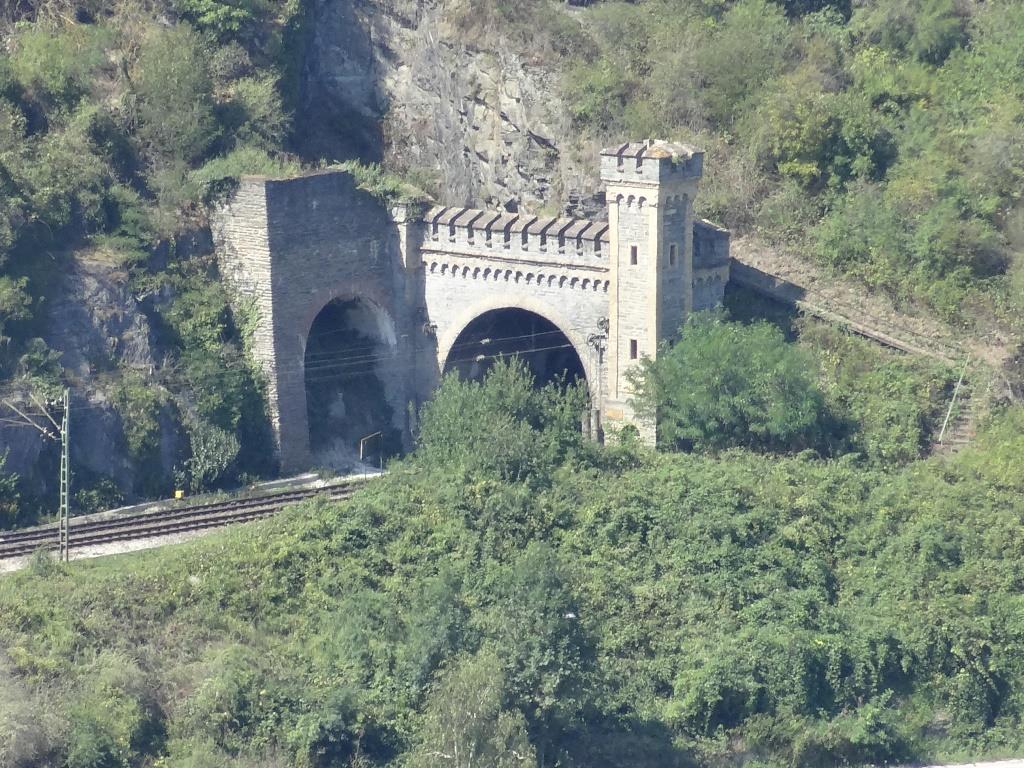 011 tunnelingang linkeroever tegenover Loreley ri noord.JPG