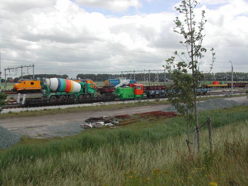 Bouwtrein voor HSL bij Lage Zwaluwe 1-7-2005.JPG