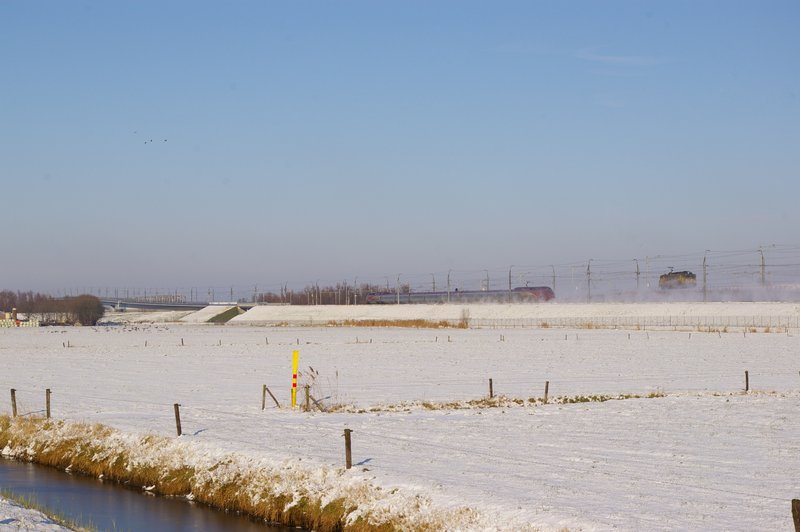 Thalys bij Moerdijkbrug met vuile 1604 18-12-09.JPG