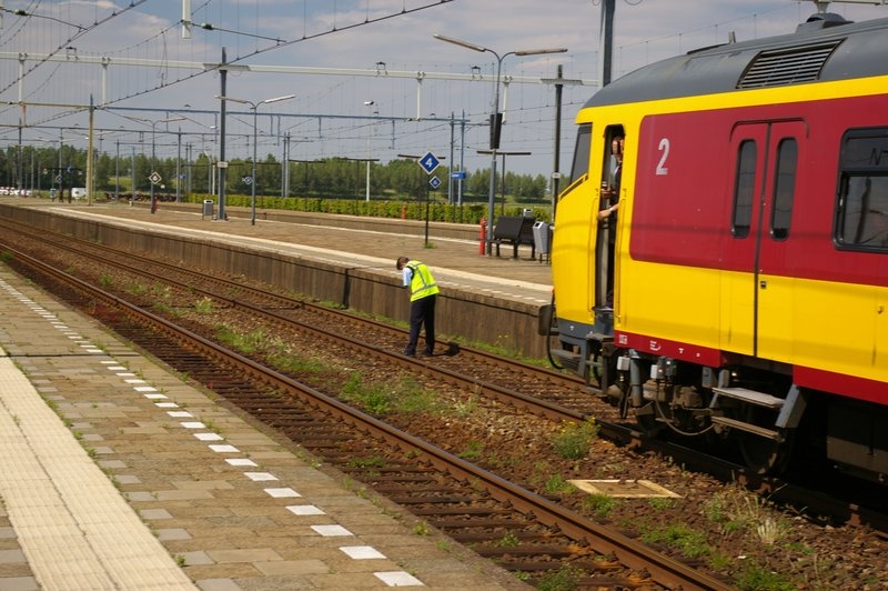 Blussen van brandende biels in station Lage Zwaluwe 13-06-09.JPG