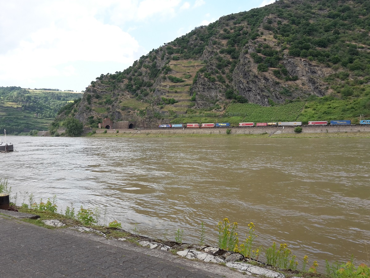 86R TREIN OP WEG NAAR DE DONKERE TUNNEL IN OBERWESEL.jpg