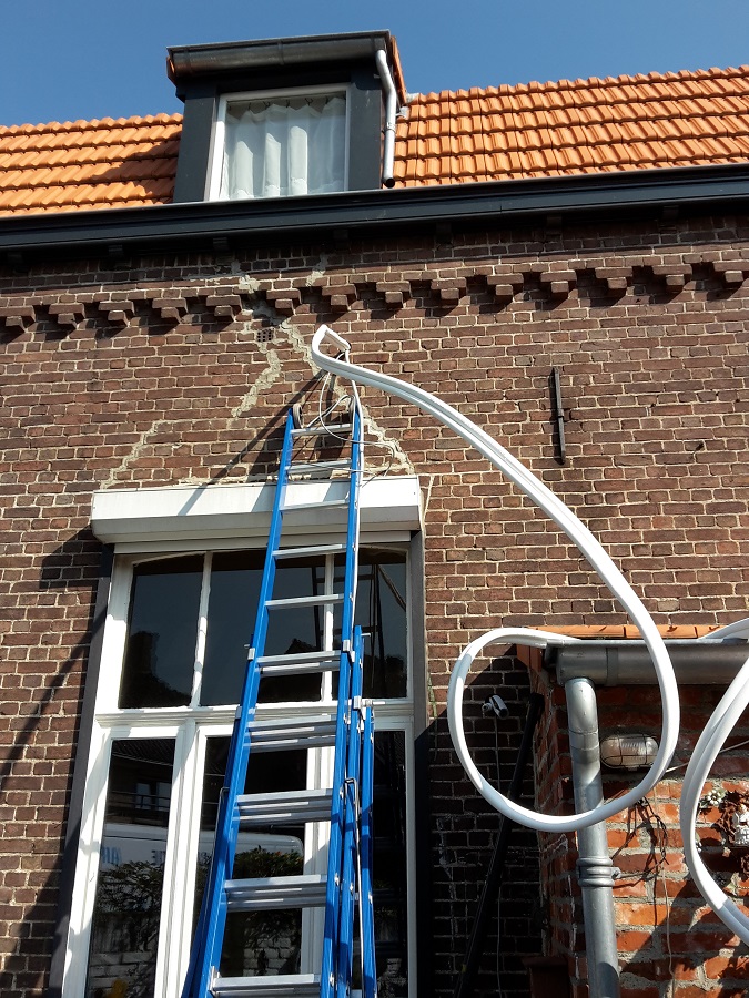 87B DE AIRCOSLANGEN VOOR DE BOVENVERDIEPING STEKEN GEZELLIG UIT DE MUUR.........jpg