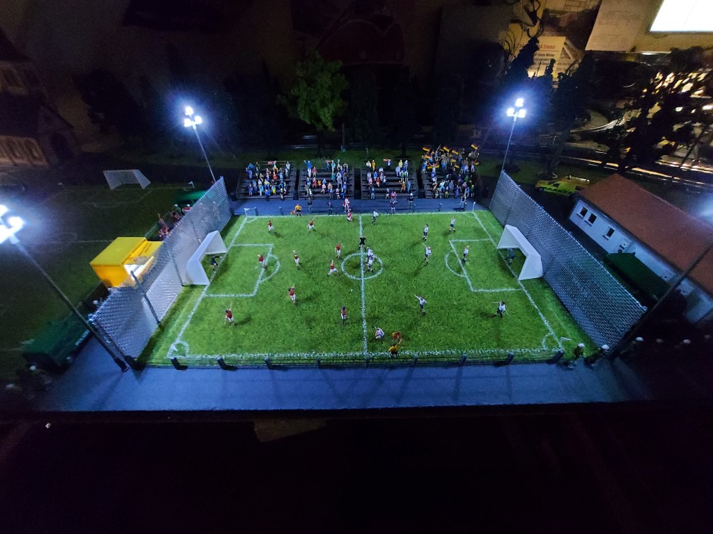 Voetbalveld verlicht 2.jpg